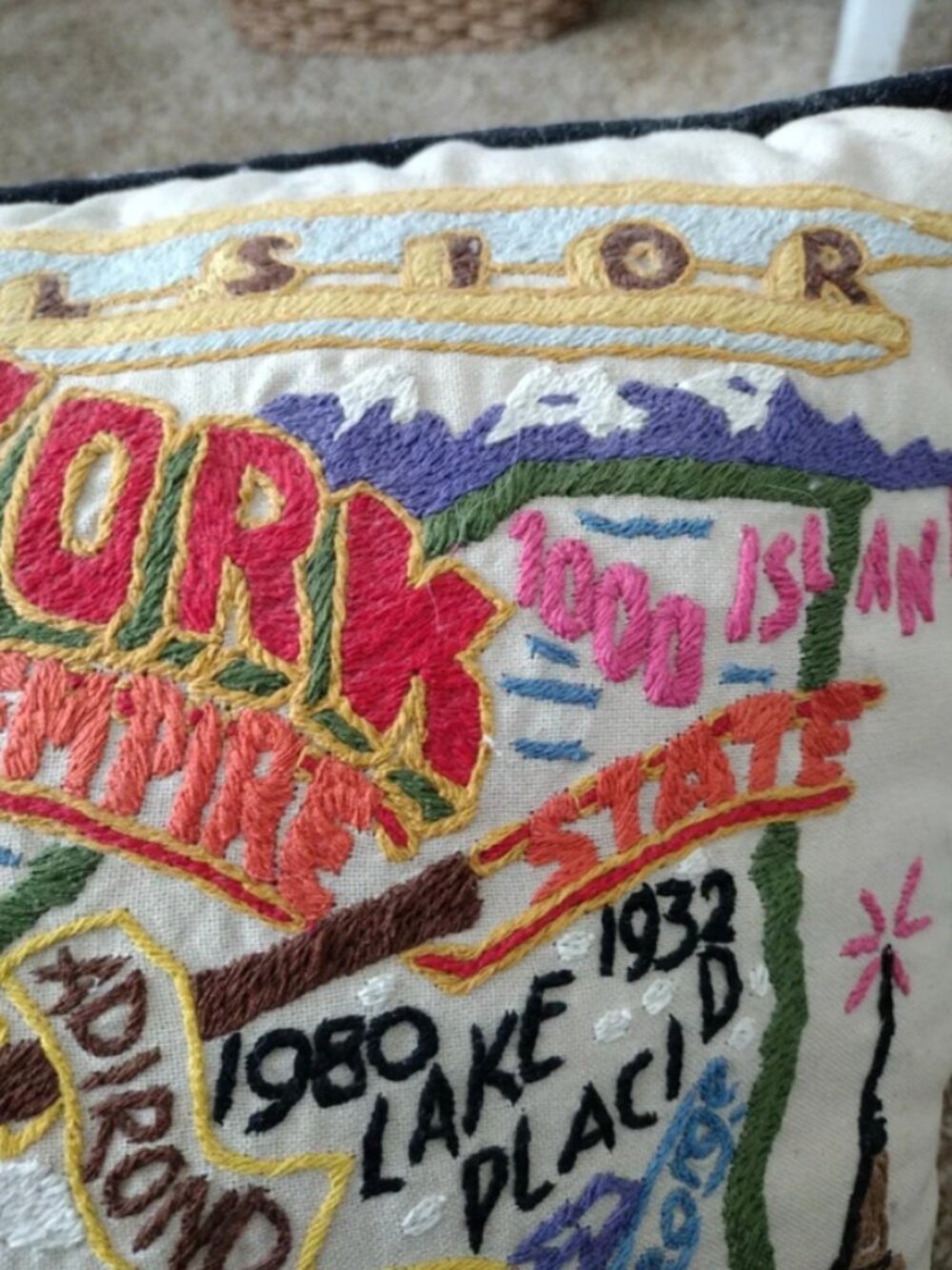 Catstudio New York Pillow Hand Embroidered, Iconic Places - Picture 11 of 16